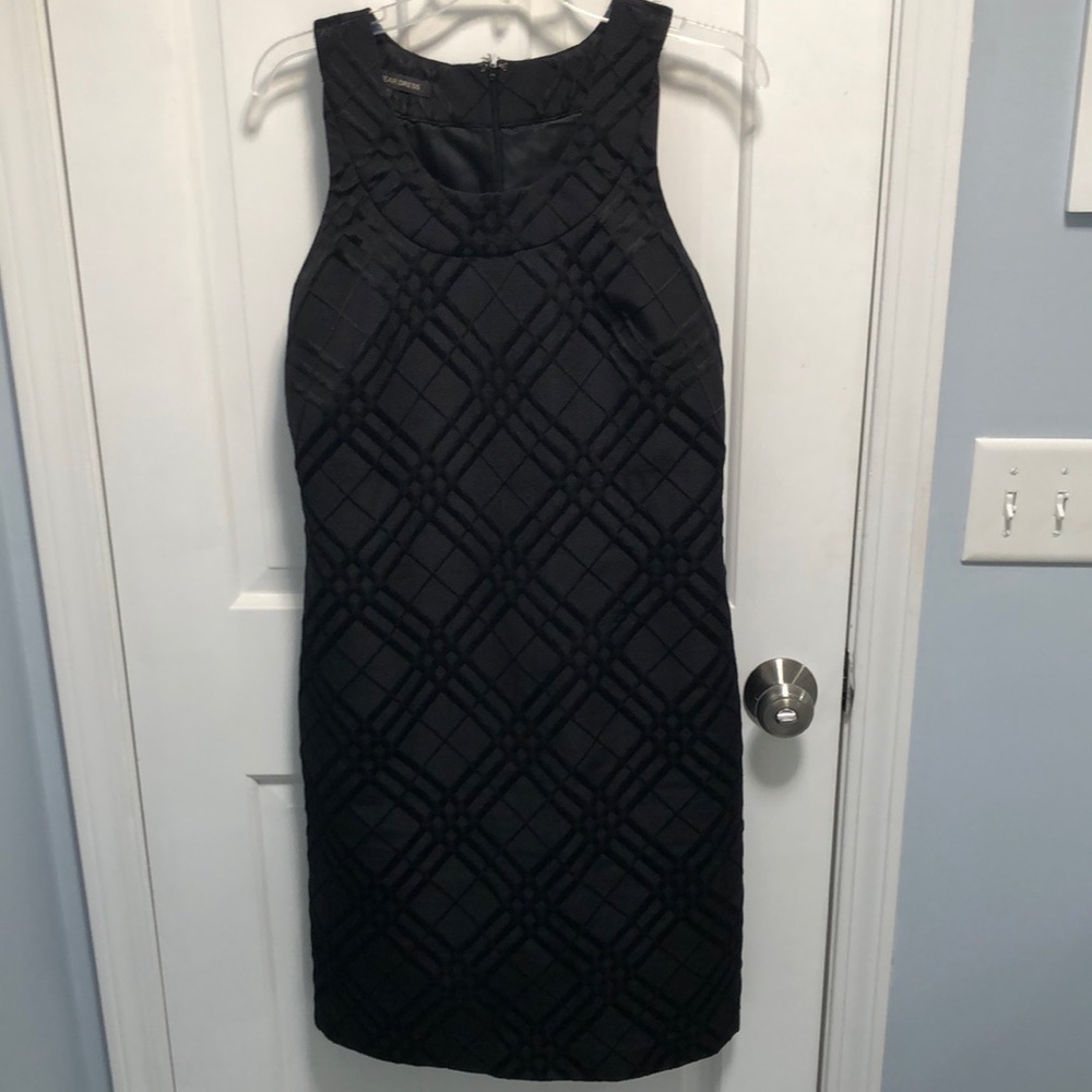 Sleeveless Jones Wear black sheath dress with beautiful pattern